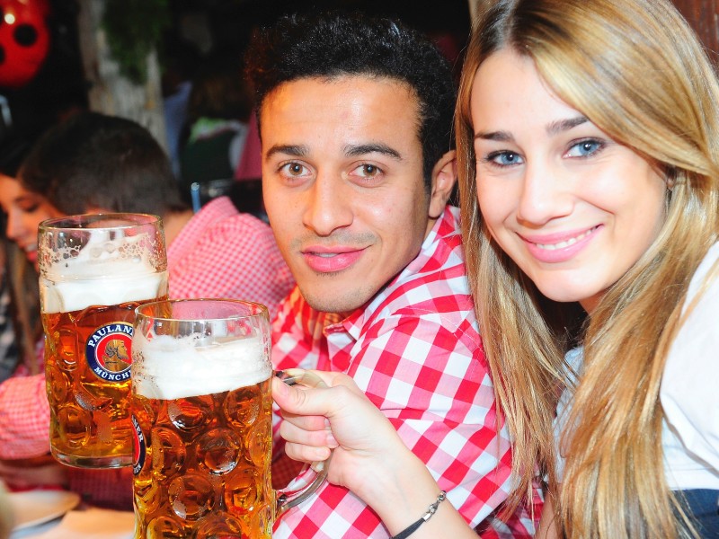 Thiago Alcantara, Mittelfeldstratege des FC Bayern München, hat sich mittlerweile an bayerisches Brauchtum gewöhnt. Zumindest hatte er mit seiner Julia nun schon einige Male Spaß auf dem Oktoberfest. 