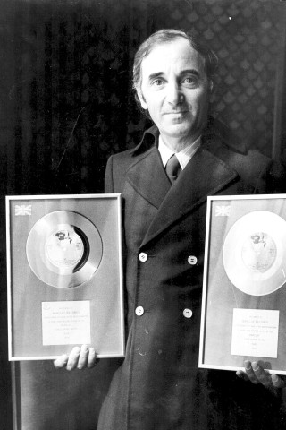 Unzählige Auszeichnungen, Goldene und Platin-Schallplatten beweisen den Erfolg des zierlichen Mannes.