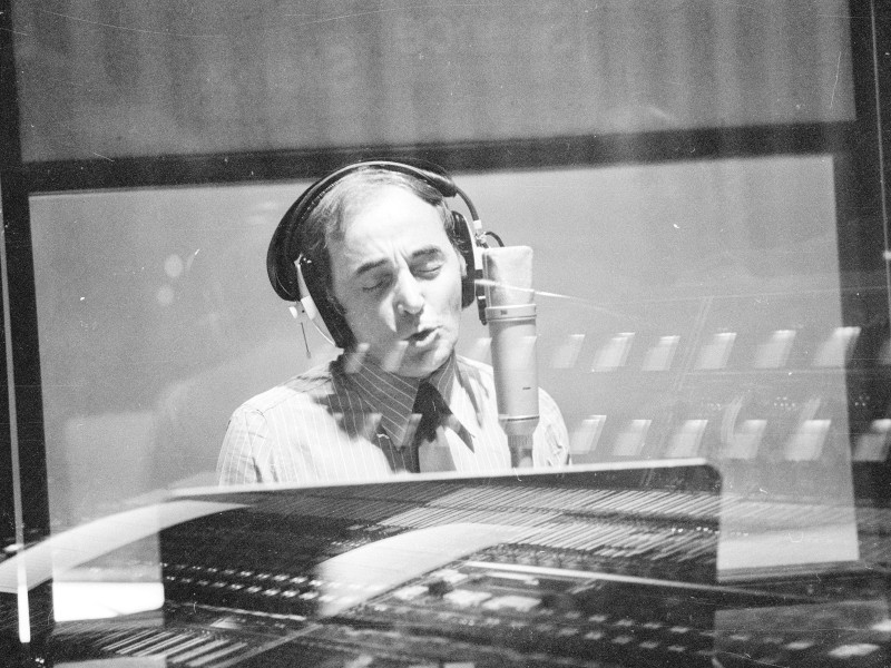 Er war eine Legende des französischen Chansons. Diese Aufnahme zeigt Aznavour im September 1974 im Aufnahmestudio.