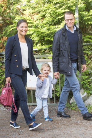 Im schwedischen Königshaus kamen in den letzten Monaten gleich mehrere Babys zur Welt. Prinzessin Victoria von Schweden und Ehemann Daniel mit ihrer ersten Tochter Estelle.