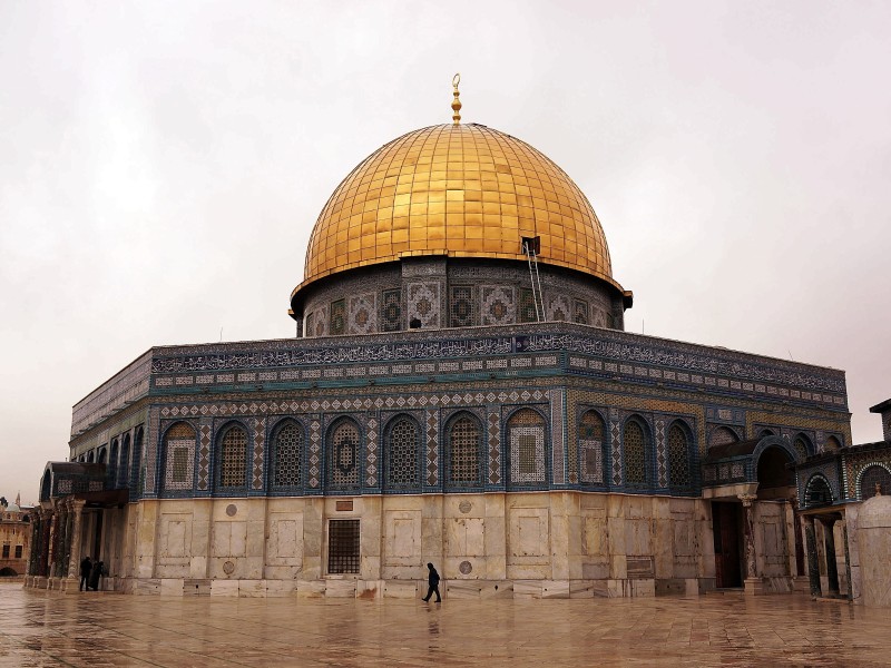 Der Felsendom in Jerusalem: Die goldene Kuppel wirkt wie ein Wahrzeichen für die ganze Stadt. Es handelt sich bei dem Bauwerk um eines der Heiligtümer des Islam. In Israel liegen die heiligen Stätten von Judentum, Christentum und Islam. Wir zeigen sie. 