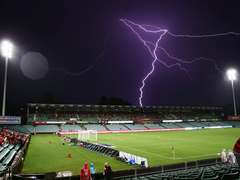 Sicher nicht das, was Stadionbesucher sich wünschen. Ein Gewitter verzögert in Sydney den Start eines Fußballspiels der Ersten Liga.