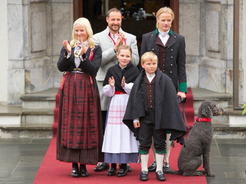 Kronprinz Haakon von Norwegen und seine Frau Mette-Marit haben die gemeinsamen Kinder Ingrid Alexandra und Prinz Sverre Magnus. Ihren Sohn Marius Borg Hoiby (hinten r.) brachte Mette-Marit mit in die Ehe.