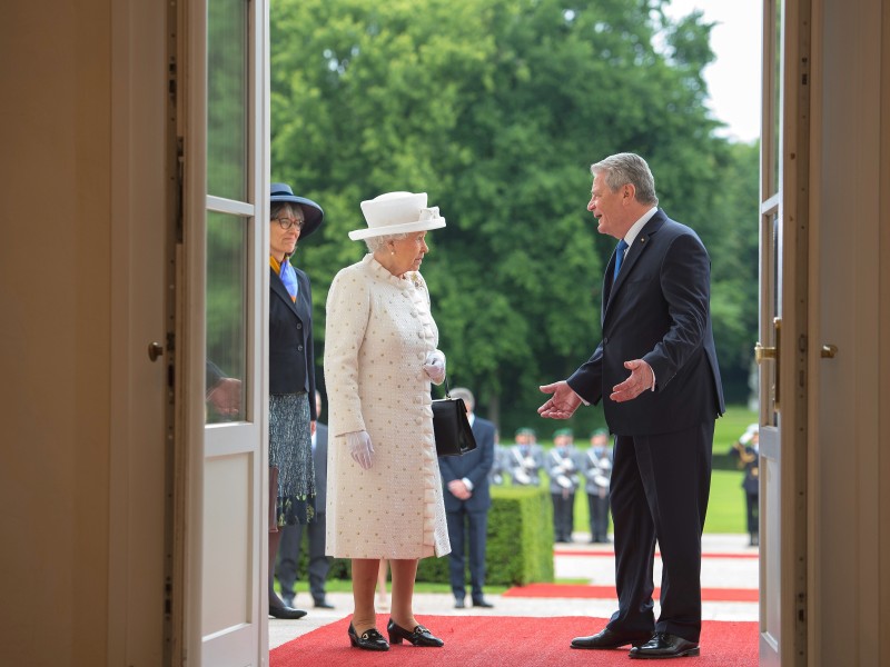 Auch ein Treffen zwischen Bundespräsident Joachim Gauck und Elizabeth II. fand damals statt. Bei einem ihrer Besuche bekam die Queen ein besonderes Willkommensgeschenk: das ganze Brandenburger Tor aus Marzipan und ein Ölgemälde vom Bundespräsidenten.
