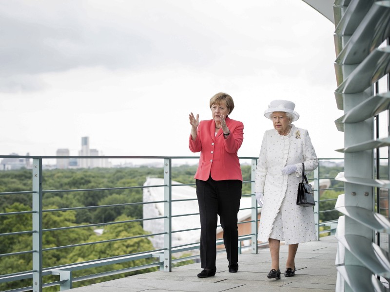 Vor allem Deutschland ist der Königin ans Herz gewachsen. Im Juni 2015 traf sich Queen Elizabeth II. mit Bundeskanzlerin Angela Merkel – der fünfte Besuch der Königin in Deutschland.