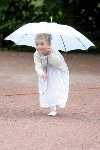 Die kleine Estelle Silvia Ewa Mary, Prinzessin von Schweden und Herzogin von Östergötland, wurde am 23. Februar 2012 geboren.