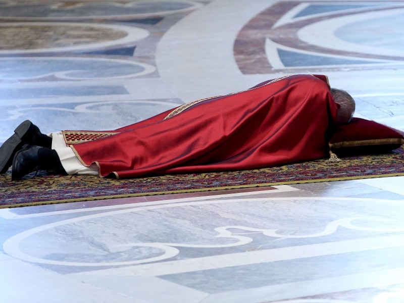 Karfreitag 2016 im Vatikan: Papst Franziskus begeht die Leiden Christi am Kreuz in tiefer Demut.
