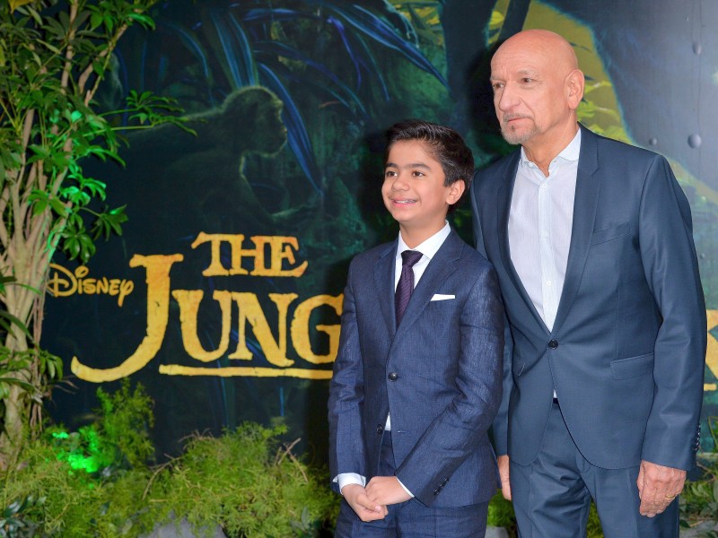 Im Jahr 2016 wird Mowgli nicht als Zeichentrickfigur, sondern als reale Person gezeigt – und zwar von Neel Sethi (li.). Ben Kingsley (re.) leiht dem computeranimierten Panther Baghira seine Stimme.