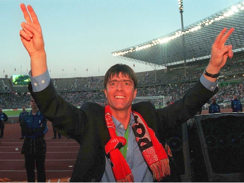 Herrlich! 1997 freute sich Jogi über seinen ersten großen Triumph seiner Trainerkarriere: Der DFB-Pokalsieg mit dem VfB Stuttgart. 