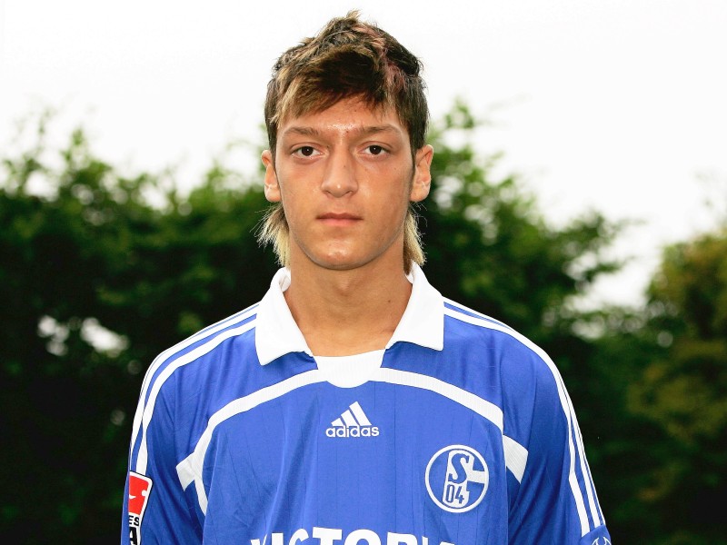 Mesut Özil mit leichten Pausbäckchen, blonden Strähnchen und Vokuhila-Frisur. 2007 gehörte er noch dem Kader der Schalker Profimannschaft an. Heute spielt er bei Arsenal London.