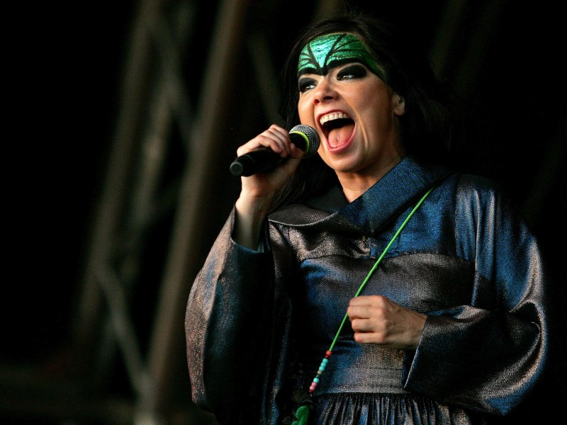 Die isländische Sängerin Björk ist für ihre musikalische und optische Vielseitigkeit und Extravanganz bekannt. Und auch als Schauspielerin (unter anderem „Dancer in the Dark“) hat sie es zu Weltruhm gebracht. Kaum zu glauben: Sie wurde am 21. November 1965 geboren und zählt bereits fünf Jahrzehnte.