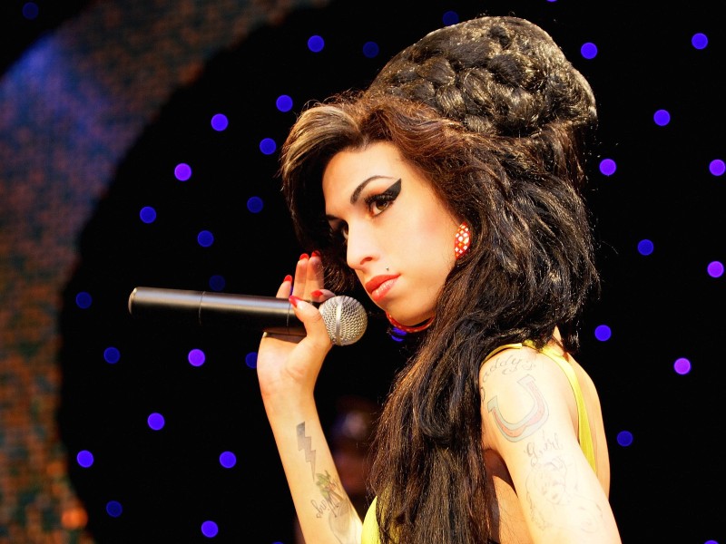 Für Schlagzeilen sorgte der „Club 27“ wieder 2011. Amy Winehouse galt als eines der größten Musiktalente ihrer Generation. Ihre Drogenprobleme bekam die britische Sängerin aber nie in den Griff. Ihr zweites Album „Back to Black“ hatte sich mehr als zehn Millionen Mal verkauft. Sie wurde am 23. Juli 2011 tot in ihrer Wohnung im Norden Londons gefunden. 