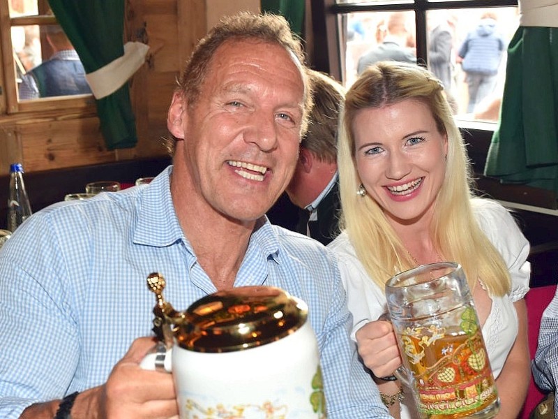 Ein Foto aus glücklichen Tagen: Inzwischen ist der deutsche Schauspieler („Gladiator“) Ralf Moeller wieder solo. Der ehemalige „Mister Universum“ und seine Ex-Partnerin Justine Neuberth gehen bereits seit Ende letzten Jahres getrennte Wege. Moeller gab die Trennung aber erst am 18. Juni bekannt. 