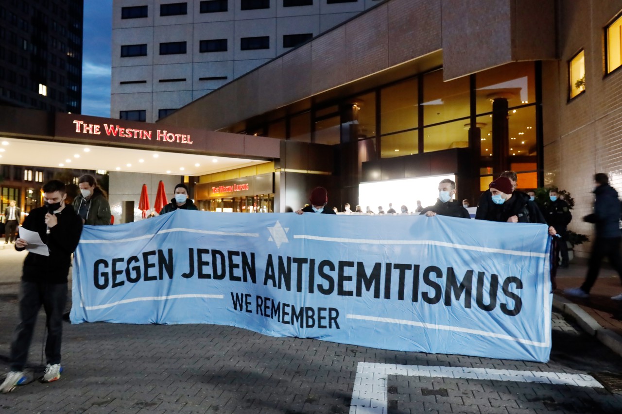 Vor dem Leipziger „Westin Hotel“ demonstrierten im Oktober 2021 zahlreiche Personen, um Solidarität mit Gil Ofarim zu zeigen.