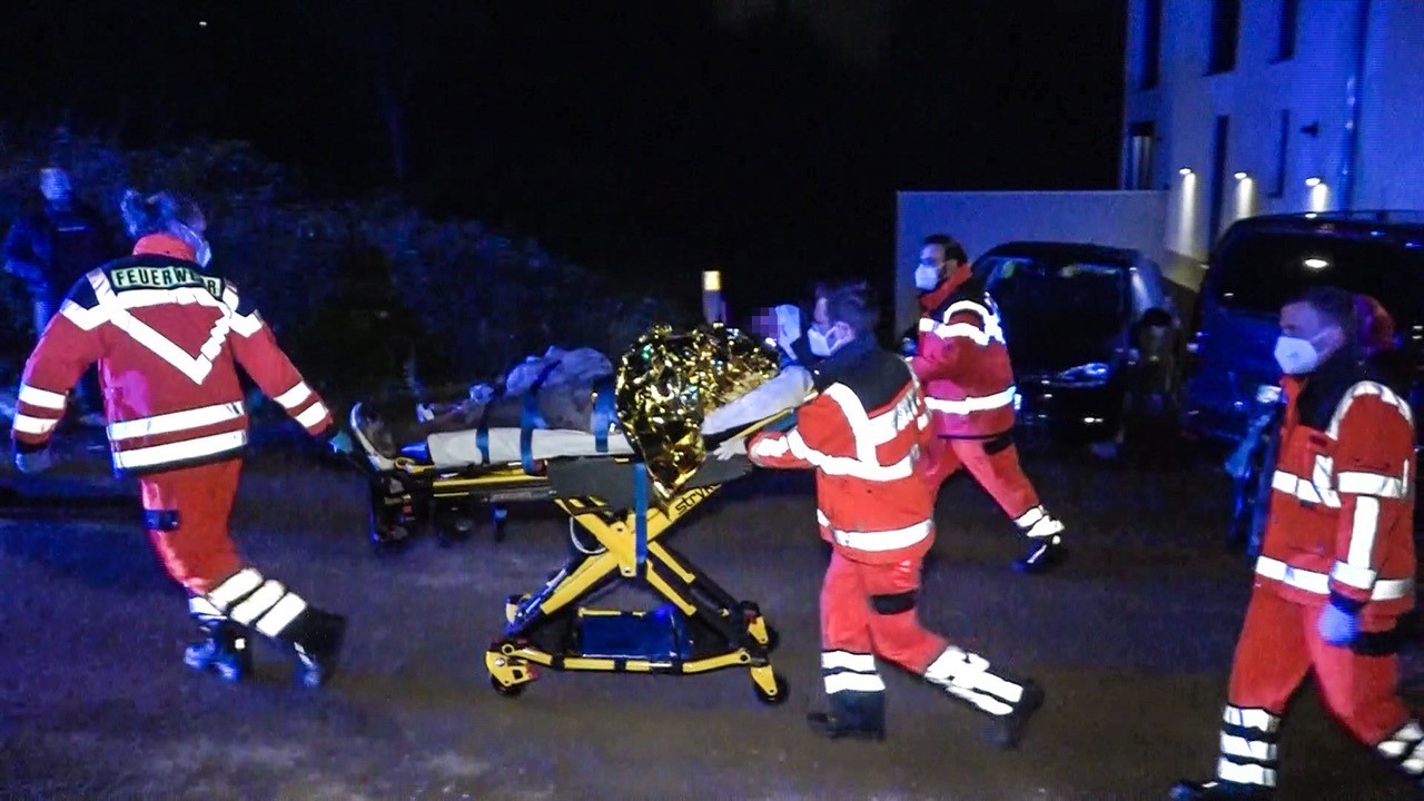 Ein Mann wurde bei dem Streit mit einem Messer verletzt. 