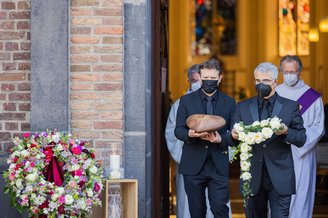 Bestatter tragen die herzförmige Urne von Heide Keller nach der Trauerfeier aus der Kirche St. Martin.