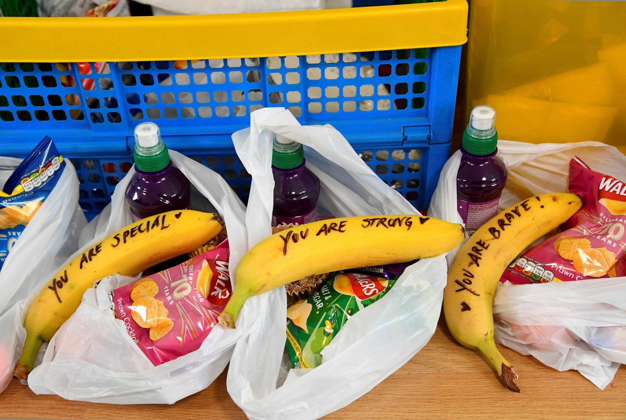 Herzogin Meghan hat die Bananen beim Besuch der Hilfsorganisation One25 kreativ beschriftet. 