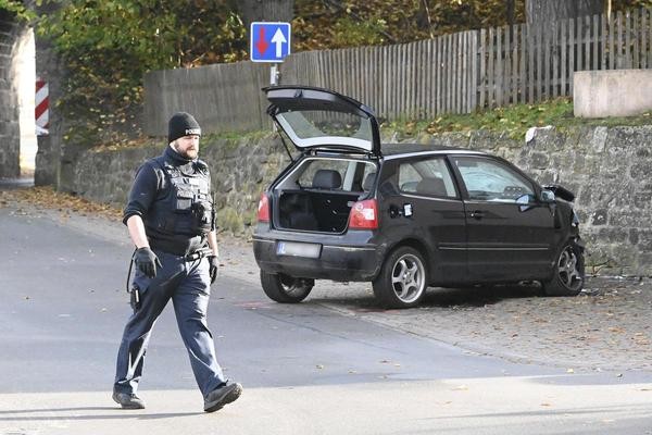 In Witzenhausen (Hessen) ist ein 30-jähriger Autofahrer in eine Schülergruppe gerast. Ein Mädchen überlebte den Unfall nicht.