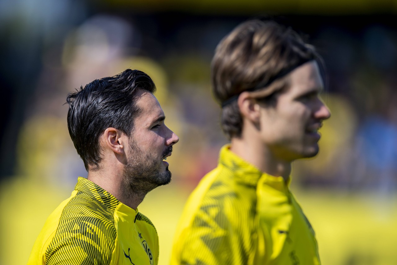 Marwin Hitz (r.) hat Roman Bürki im Tor von Borussia Dortmund abgelöst. Doch wie geht es in der T-Frage weiter?