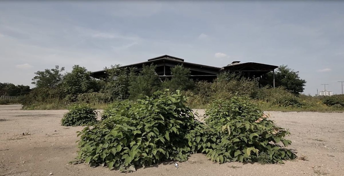 So sieht der alte GÃ¼terbahnhof momentan aus., Die Bar hÃ¤ngt an einem Container-Kran., Die GebÃ¤ude sollen sich in die Geschichte der Region einfÃ¼gen., Das alte GebÃ¤ude soll erhalten bleiben.