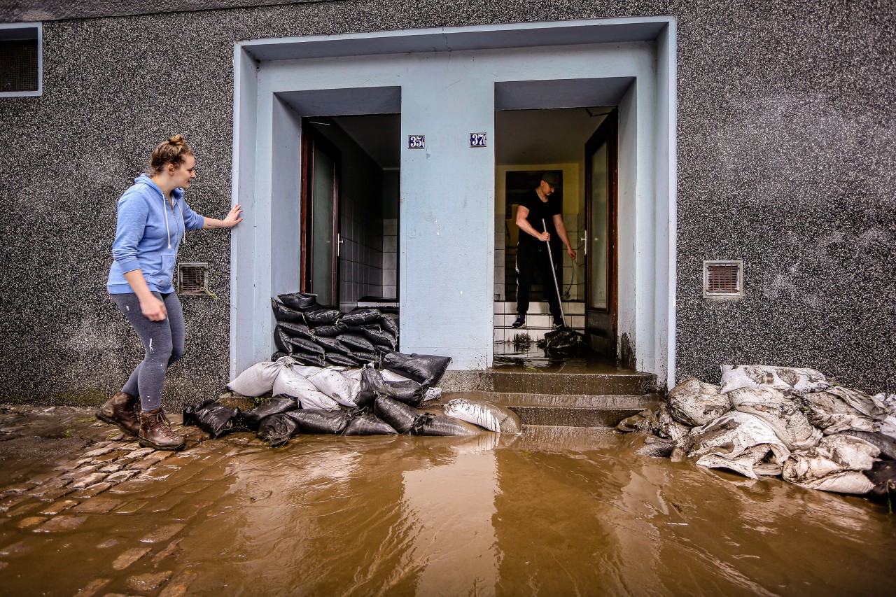 Hochwasser in NRW: Steht das Haus unter Wasser sollte man bedacht handeln. (Symbolbild)