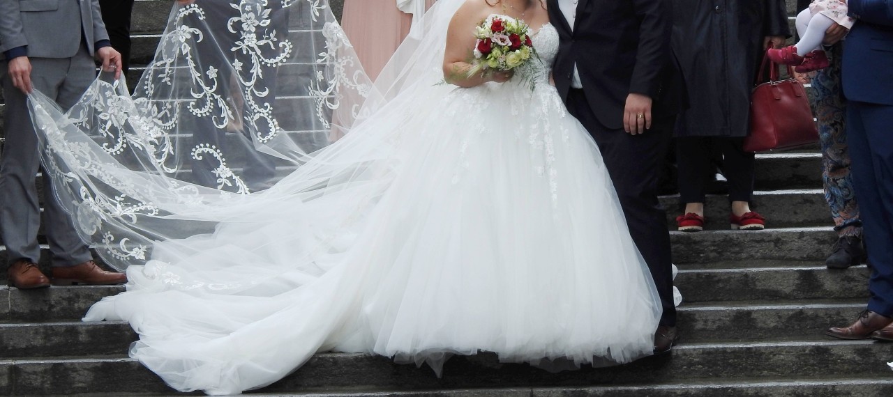 Hochzeit: Das Outfit eines besonderen Gastes sorgt bei der Braut für Sorgen. 