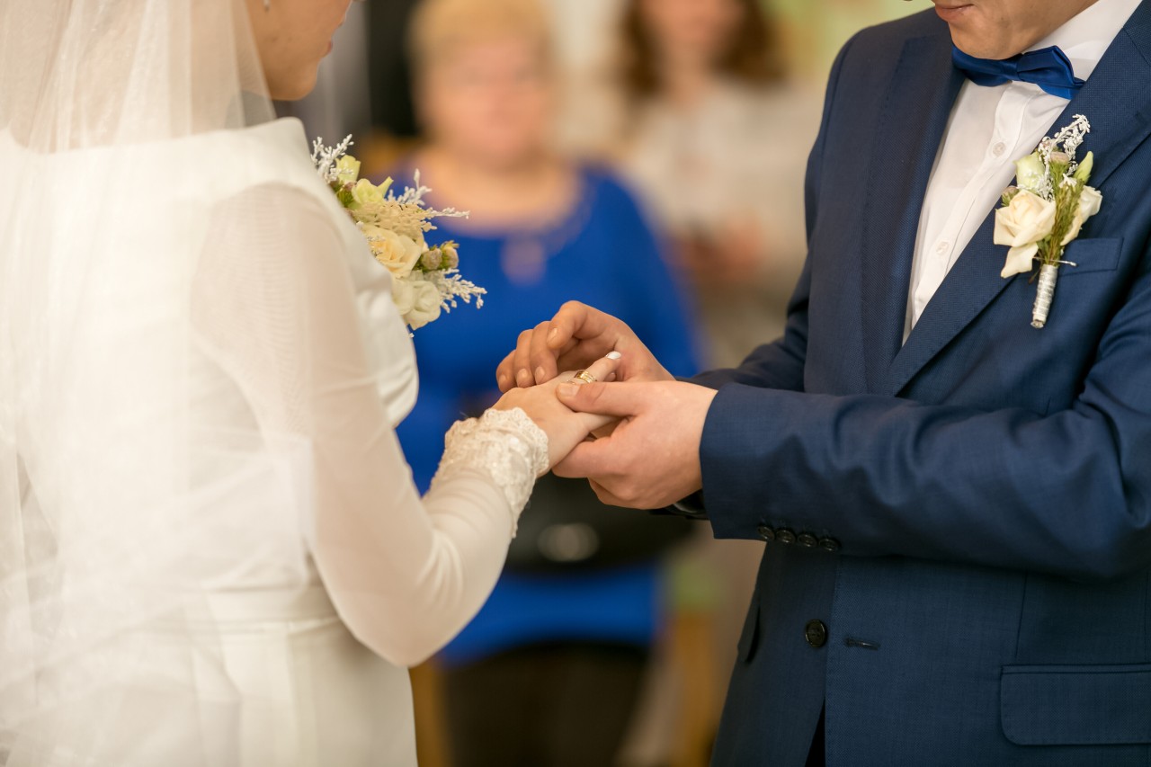 Bei einer Hochzeit wurde die ohnehin schon emotionale Situation vorm Traualtar durch eine Geste der Braut erst richtig herzergreifend. (Symbolbild)