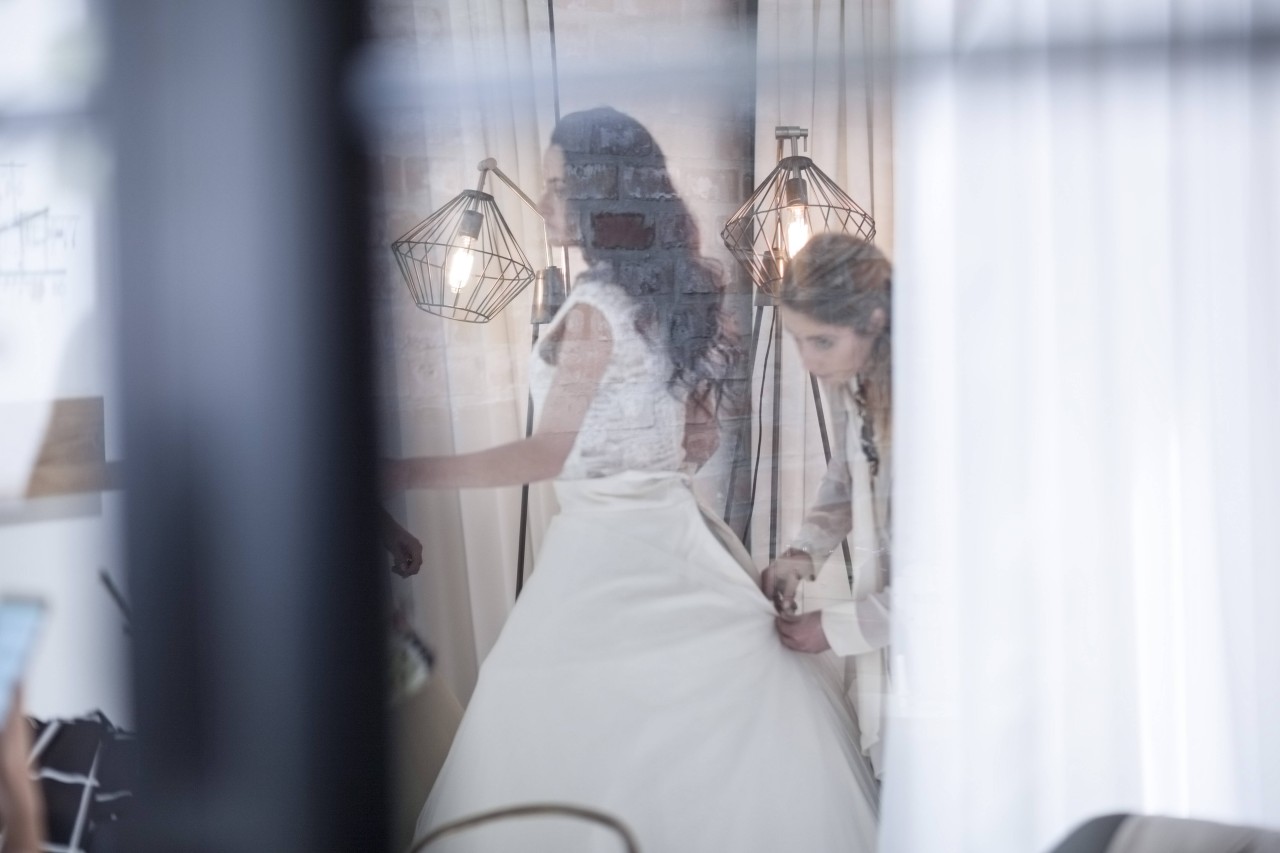 Eine Braut wollte sich ihr Hochzeitskleid selbst nähen. (Symbolbild)