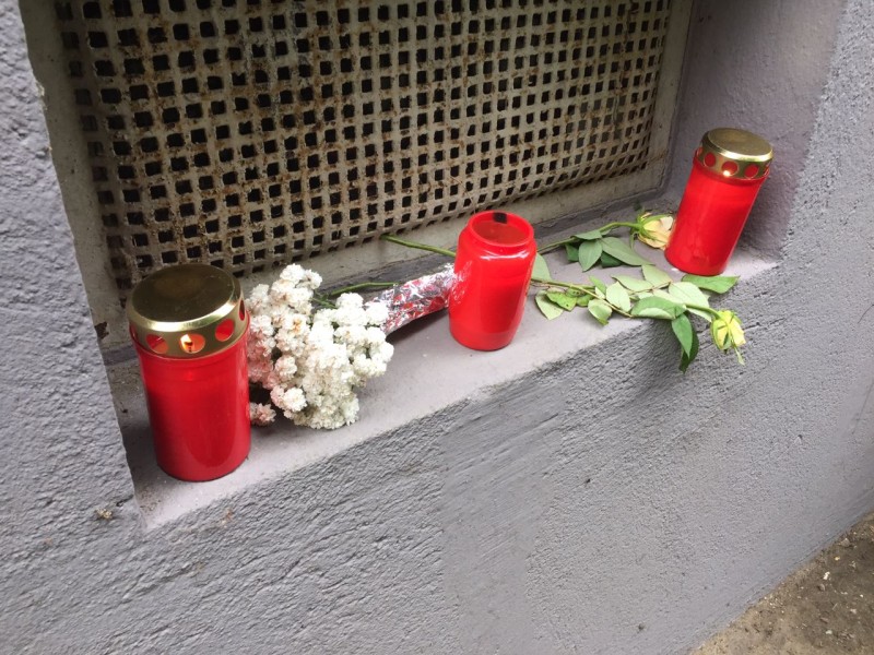 Trauernde haben Kerzen und Blumen an dem Mehrfamilienhaus in Horst abgelegt.