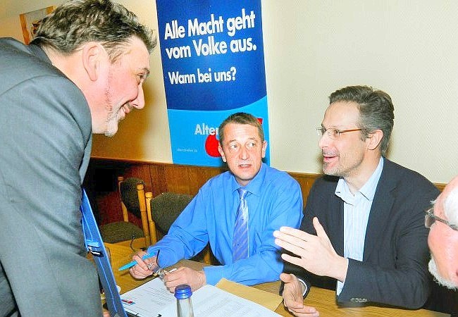 "Alle Macht geht vom Volke aus. Wann bei uns?", steht auf einem Plakat bei der Wahlversammlung der AfD Hochsauerlandkreis. Dort bekam die Partei nicht genügend Unterstützungsunterschriften für Direktkandidat Knuth Meyer-Soltau (stehend, im Gespräch mit Parteivorsitzendem Marcus Pretzell).