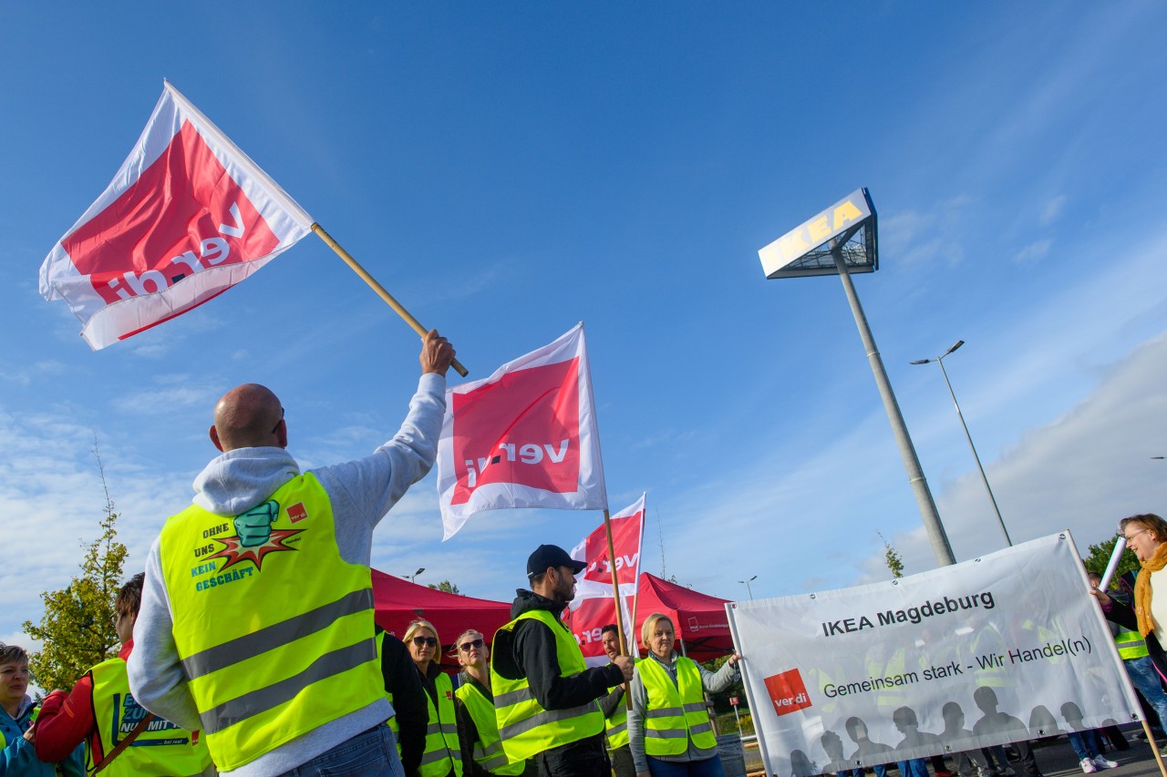 Ikea: Mitarbeiter des Möbelgiganten streiken vor dem Eingang in Magdeburg. 