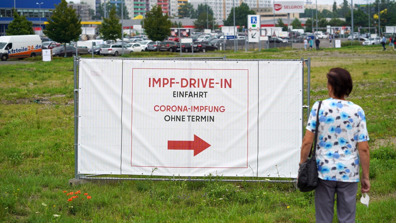 Der erste Berliner Corona-Impf-Drive-in auf einem Ikea-Parkplatz.