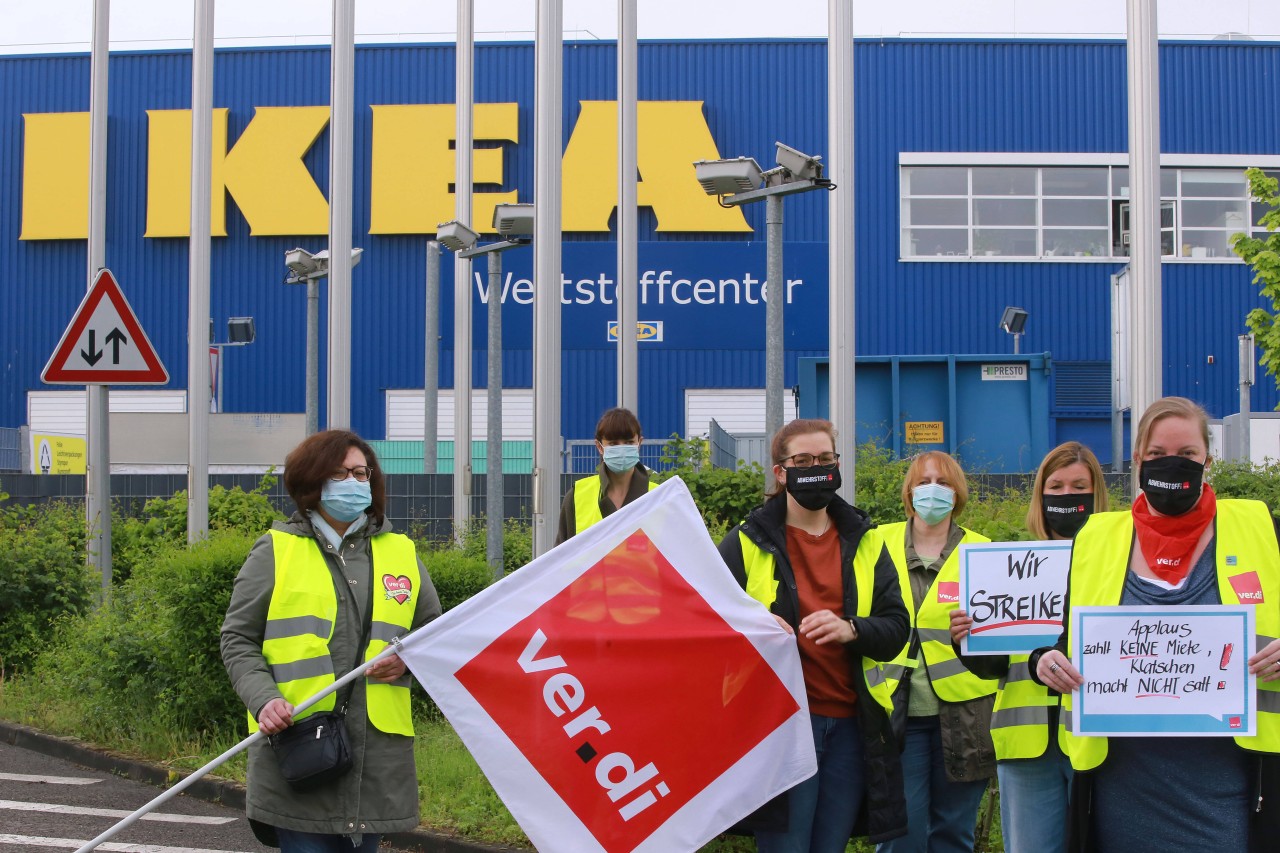 Ikea: Streikende Mitarbeiter vor einer Filiale. (Symbolbild)