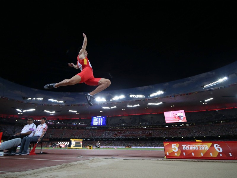 Bei der Leichtathletik-WM in Peking liefern die Sportler starke Leistungen und Emotionen. Für Deutschland holten unter anderem Kugelstoßerin Christina Schwanitz, ihr Kollege David Storl und Stabhochspringer Raphael Holzdeppe Medaillen. Alles überragender Star war 100-Meter-Weltmeister Usain Bolt.