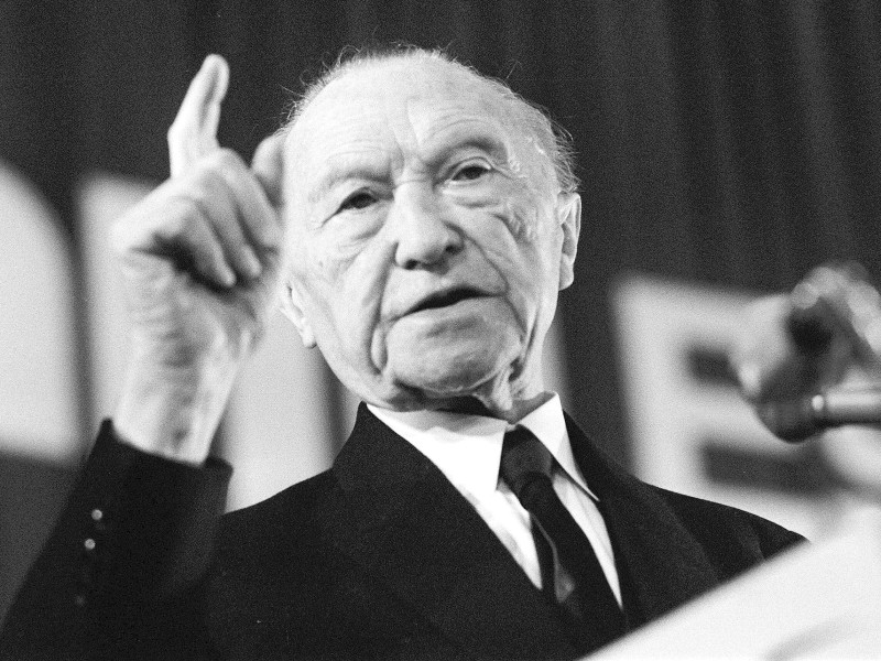 Konrad Adenauer (*5. Januar 1876, † 19. April 1976) war der erste Bundeskanzler der Bundesrepublik Deutschland. Er bekleidete das Amt von 1949 bis 1963, galt als Vater des Wiederaufbaus nach dem Krieg. Von 1951 bis 1955 war er zudem Außenminister und ließ in dieser Funktion vor allem die Beziehungen zu Frankreich und den USA wieder aufleben. Adenauer war Mitbegründer der CDU und ab 1950 für 16 Jahre Parteichef.
