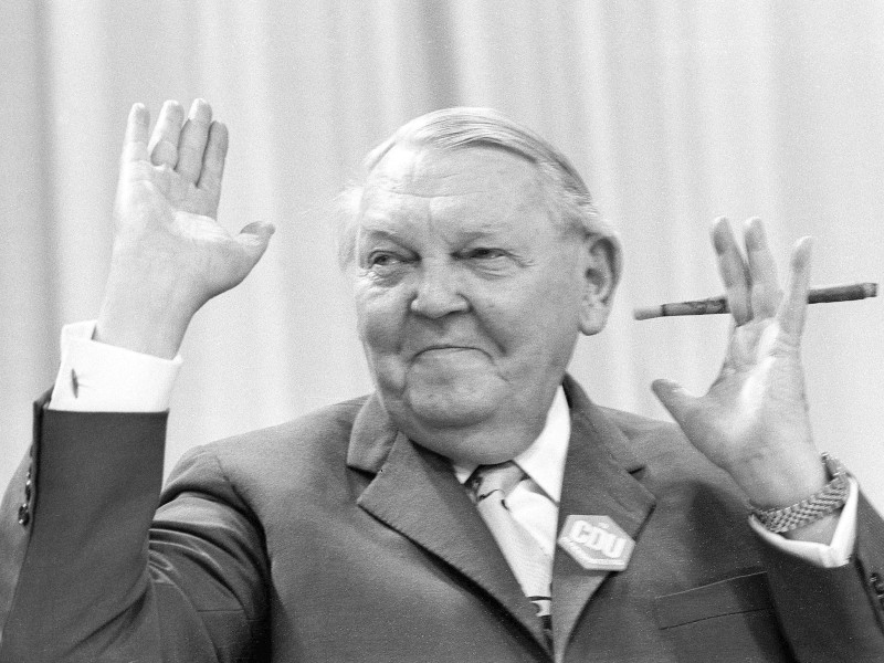 Ludwig Erhard (*4. Februar 1897, † 5. Mai 1977) war von 1963 bis 1966 Bundeskanzler. Zuvor hatte er 14 Jahre an der Spitze des Wirtschaftsministeriums gestanden und das Wirtschaftswunder maßgeblich mit angeschoben. Als Kanzler blieb er in vielen Fragen glücklos und trat schon nach etwas mehr als drei Jahren zurück. Auch den CDU-Vorsitz hatte er nur kurz inne: von März 1966 bis Mai 1967.