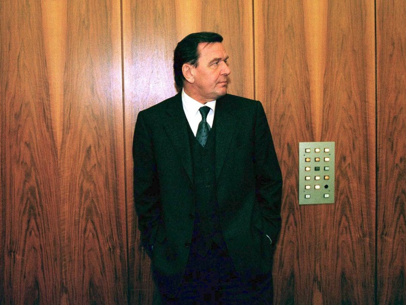 Gerhard Schröder (*7. April 1944) wurde 1998 nach acht Jahren als niedersächsischer Ministerpräsident zum Bundeskanzler gewählt. Der Sozialdemokrat blieb bis 2005 im Amt und an der Spitze der ersten rot-grünen Bundesregierung. Seine Regierung schickte erstmals nach dem Zweiten Weltkrieg wieder deutsche Soldaten in einen bewaffneten Konflikt – zur Befriedung des Kosovo. Seine zweite Amtszeit „verdiente“ sich Schröder vor allem mit dem Krisenmanagement beim Elbe-Hochwasser 2002. Aus seiner Kanzlerschaft ging die Agenda 2010 hervor, aus der vor allem die „Hartz-Reformen“ bekannt sind. Die Agenda war seiner Zeit so umstritten und brachte ihm so viel Widerstände ein, dass er für 2005 eine vorgezogene Bundestagswahl ansetzte, die Rot-Grün verlor.