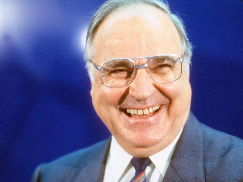 Helmut Kohl (*3. April 1930) absolvierte die bislang längste Amtsperiode als Bundeskanzler: von 1982 bis 1998. Zuvor, von 1969 bis 1976, hatte der CDU-Politiker als Ministerpräsident in Rheinland-Pfalz regiert. In den Siebzigerjahren war Kohl mitverantwortlich für einige Kursänderungen in der CDU, deren Vorsitzender er von 1973 bis 1998 war. In seine Kanzlerschaft fiel die deutsche Wiedervereinigung, er gilt bis heute als „Kanzler der Einheit“. In der Kritik stand er am Ende seiner politischen Laufbahn wegen der CDU-Spendenaffäre, die ihn letztlich auch den Ehrenvorsitz seiner Partei kostete.