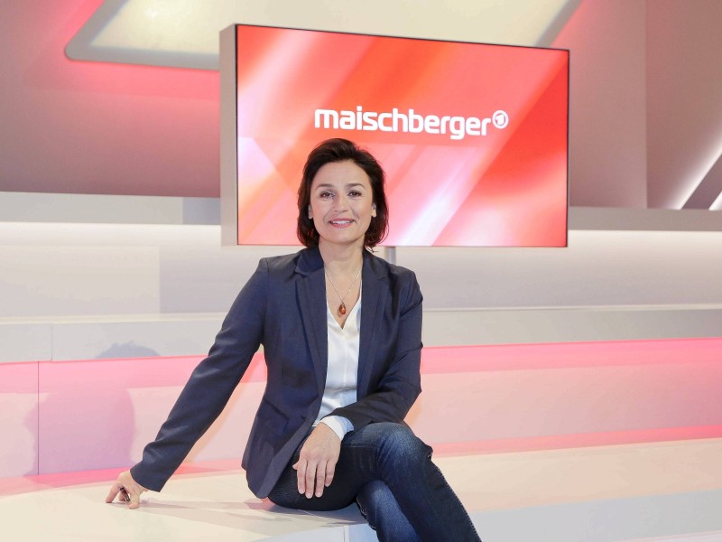 Die Bernstein-Kette ist zu ihrem Markenzeichen geworden. Die beliebte 50-jährige Moderatorin und Journalistin Sandra Maischberger ist aus der Fernsehlandschaft nicht mehr wegzudenken.