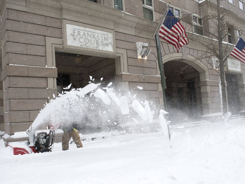 Die Bürger kämpfen gegen die Schneemassen an ...