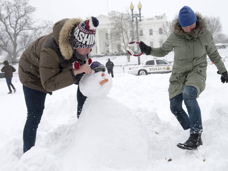 Manch einer freut sich aber auch über den Neuschnee, wie diese Touristen vor dem Weißen Haus in Washington, D.C.
