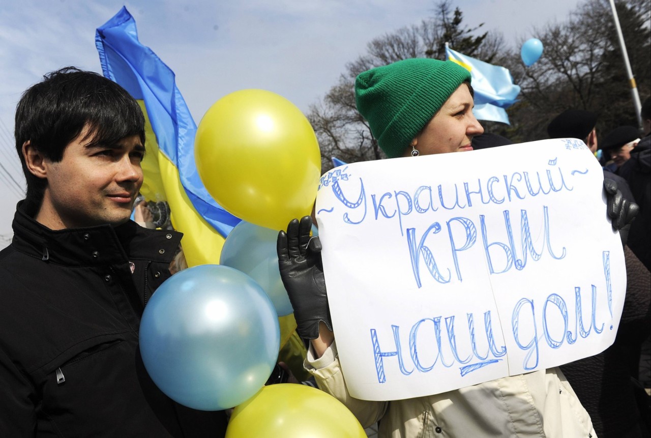 Wer gegen Russland demonstriert, benutzt oft bewusst die russische Sprache, damit die Botschaft auch ankommt. "Die ukrainische Krim ist unser Haus", stand im März auf diesem Transparent. Auf Russisch - aber genützt hat es nichts.