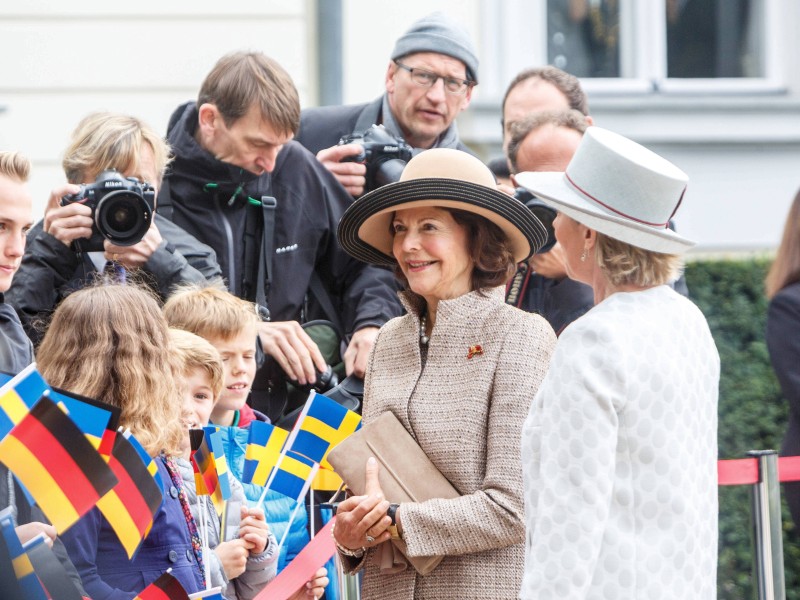 Fans und Fotografen: Alle freuten sich, der Königin nahe zu kommen. 
