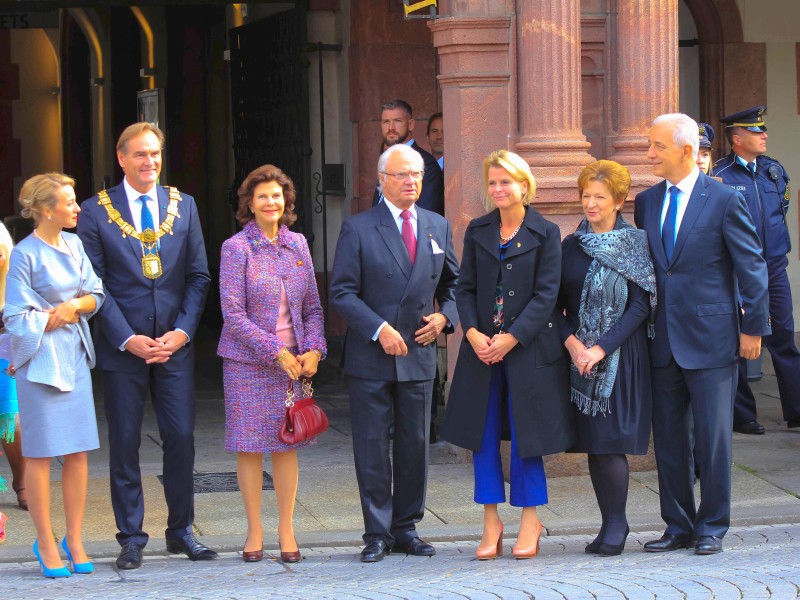 Königin Silvia (3. v. l.) und König Carl XVI. Gustaf von Schweden (4. v. l.) besuchten am letzten Tag ihrer Reise Leipzig.