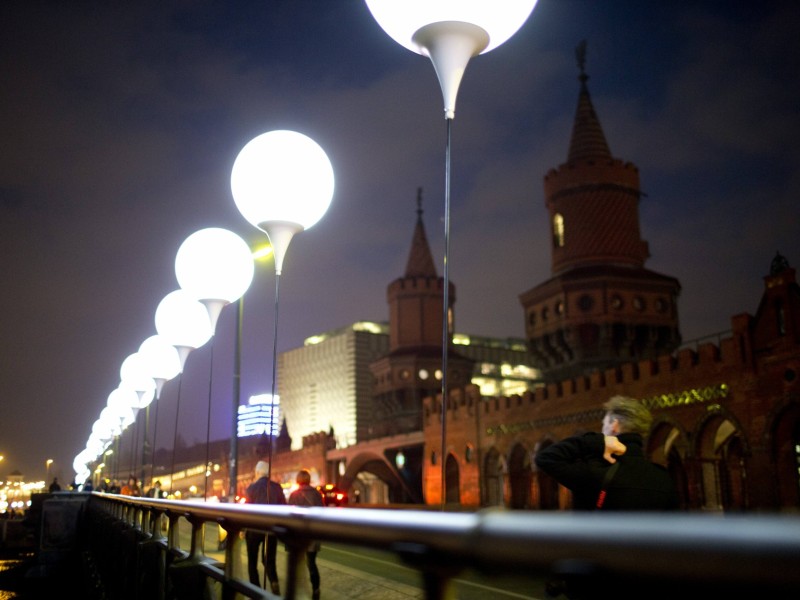 Eine symbolische Lichtgrenze aus knapp 7000 leuchtenden Ballonen zeichnet auf 15 Kilometern einen Teil der einstigen Grenze nach.