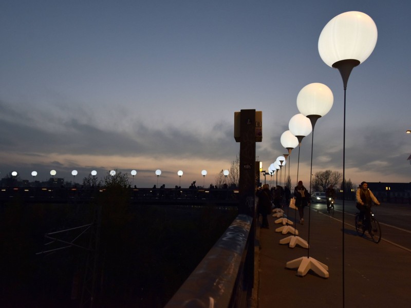 Eine symbolische Lichtgrenze aus knapp 7000 leuchtenden Ballonen zeichnet auf 15 Kilometern einen Teil der einstigen Grenze nach.