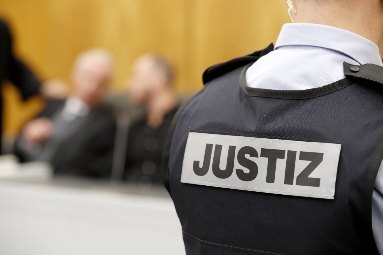 Ein 21-Jähriger wird vom Essener Landgericht angeklagt, seine Nachbarin erstochen zu haben. (Symbolbild)