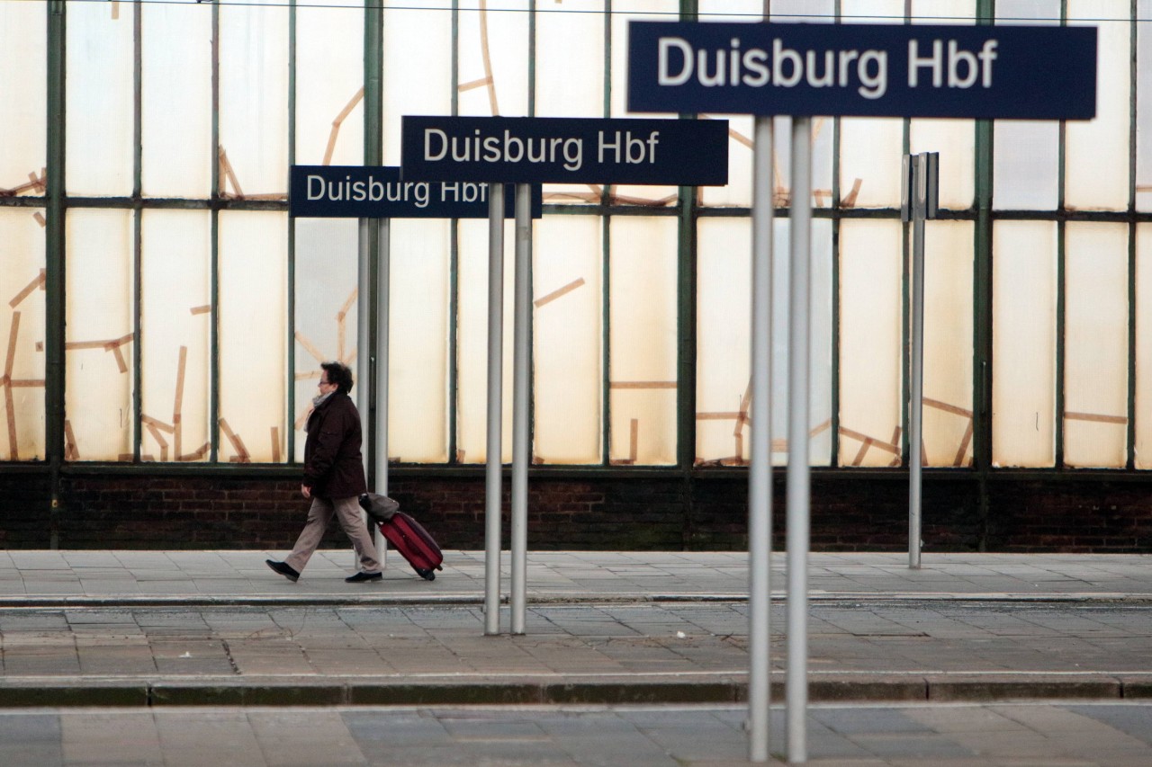 Nur noch notdürftig mit Panzertape werden hier die Fenster am Hauptbahnhof Duisburg zusammengehalten.