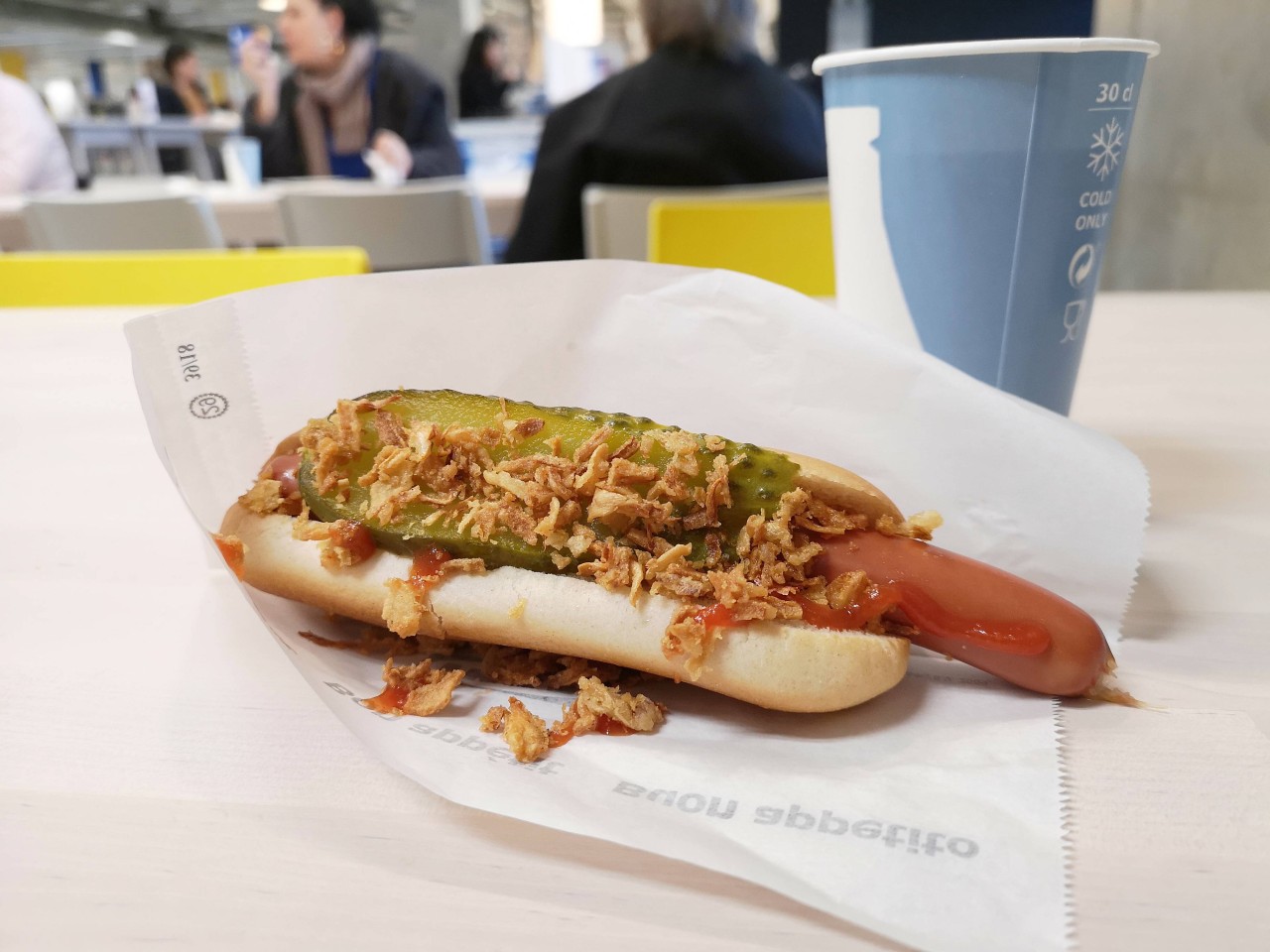 Ein Ikea-Kunde hat eine neue Idee bezüglich des Hotdog-Sortiments. (Symbolbild)