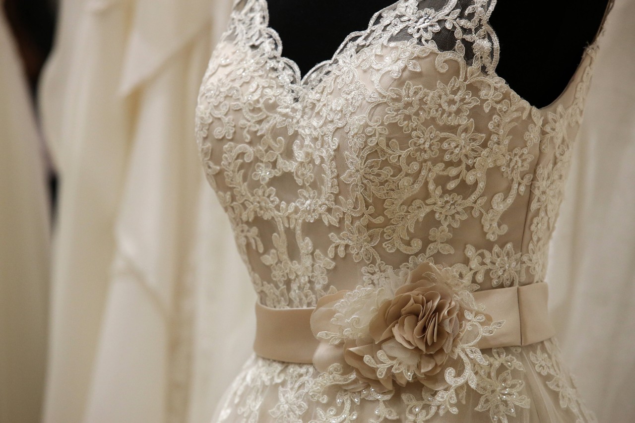 Eine Braut verkauft ihr Hochzeitskleid zum Schrottpreis. Was steckt dahinter? (Symbolbild)